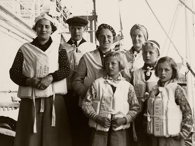 Prinsesse Astrid og søsteren hennes, Prinsesse Ragnhild om bord det amerikanske skipet som tok dem til USA i august 1940. Foto: De kongelige samlinger